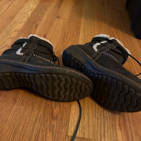 Ugg size 7 Winter Boot - Picture 2 of 3